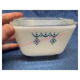 Pyrex 501 Snowflake Blue Refrigerator Dish w/Lid