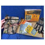 Hunters Lot: Camo Blind, Gloves, Kit & Accessories