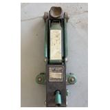 Seats 1 and 1/2 Ton Jack