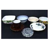 ASSORTED LOT OF CHINA BOWLS AND FLOWER FROG