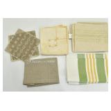 ASSORTED LOT OF KITCHEN LINENS