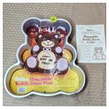 1982 Wilton Huggable Teddy Bear Cake w/ label,book