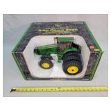 1/16 John Deere 8520 Tractor
