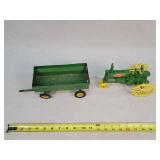 1/16 A John Deere Tractor/John Deere Flare Wagon