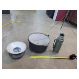 12 Qt Enemeled Cast Iron Dutch Oven & Spittune