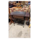 ANTIQUE SINGER SEWING MACHINE IN CABINET