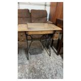 ANTIQUE OAK CASED SINGER SEWING MACHINE