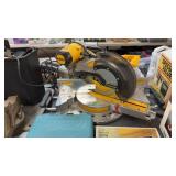 DEWALT 12' COMPUND MITER SAW