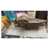 ANTIQUE BENCH VISE