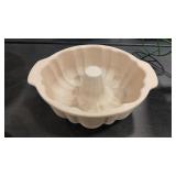 PAMPERED CHEF BUNDT PAN