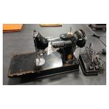 SINGER FEATHERLITE TABLE TOP SEWING MACHINE