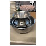 GROUP OF STAINLESS STEEL BOWLS