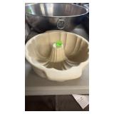 FAMILY HERITAGE STONEWARE BUNDT PAN