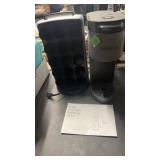 KEURIG SINGLE SERVE COFFEE MAKER & POD HOLDER