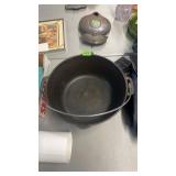 CAST IRON DUTCH OVEN, 11'