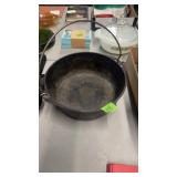 NO. 8 CAST IRON DUTCH OVEN