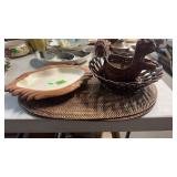2 PLACEMATS, WICKER ITEMS & DISH