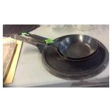 GRIDDLE & 2 FRYING PANS