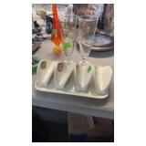 4 TACO DISHES & 2 5 CENT BEER GLASSES