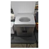 MAGIC CHEF TABLE TOP ICE MAKER