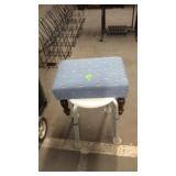 2 STOOLS