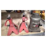30 TON BOTTLE JACK AND 2 JACK STANDS