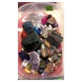 TRAY OF CXRYSTALS, MARBLES & POLISHED ROCKS