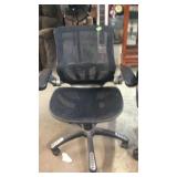 BLACK SWIVEL OFFICE CHAIR