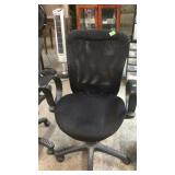 BLACK WIVEL OFFICE CHAIR