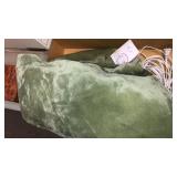 GROUP W/ BLANKETS & BASKETS