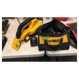 DEALT 20 VOLT CORDLESS DRILL & VACUUM W/ CHARGER