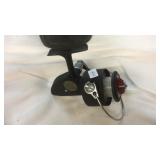 QUICK 220N SPINNING REEL W/ ORIGINAL CASE