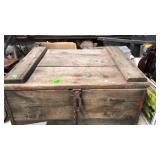 ANTIQUE WOODEN BOX