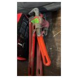 2 PIPE WRENCHES & PIPE VISE