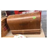 VINTAGE SINGER SEWING MACHINE W/ ORIGINAL CASE