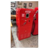 1950'S VENDORLATOR VMC 33 COCA COLA MACHINE W/ KEY