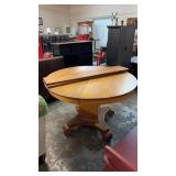 ROUND OAK TABLE W/ 2 LEAFS