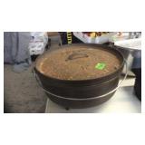 LODGE 12' CAST IRON DUTCH OVEN W/ LID