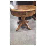 BROYHILL OAK 1 DRAWER ACCENT TABLE 24' X 23'