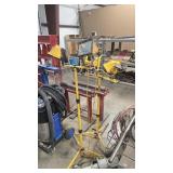 2 STANDING ADJUSTABLE  SHOP LIGHTS
