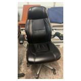 LEATHER LOOK SWIVEL OFFICE CHAIR