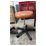ADJUSTABLE ROLLING STOOL