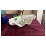 CLAM SHELL & BAG OF SMALL SEA SHELLS