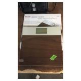 2 GLASS SCALES W/ WOOD EFFECT