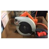 BLACK & DECKER CIRCULAR SAW