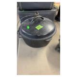 CAST IRON DUTCH OVEN W/ LID
