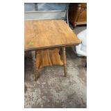 ANTIQUE OAK PARLOR TABLE 24'X24'X29.5'