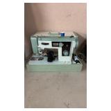 DRESS MAKER SEWING MCAHINE & CASE