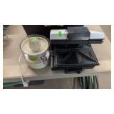 OSTER JUICER & WAFFLE/SANDWICH MAKER