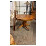 ANTIQUE ROUND OAK CLAW FOOT TABLE
